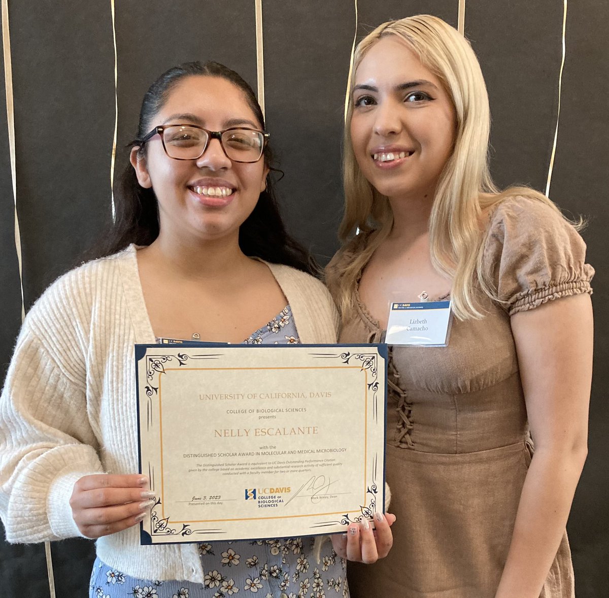 So proud of my grad student Liz Camacho and her first undergraduate mentee, Nelly Escalante, who won a @ucdavisbiology outstanding scholar award and is heading to @MicrobioUcla for her PhD!