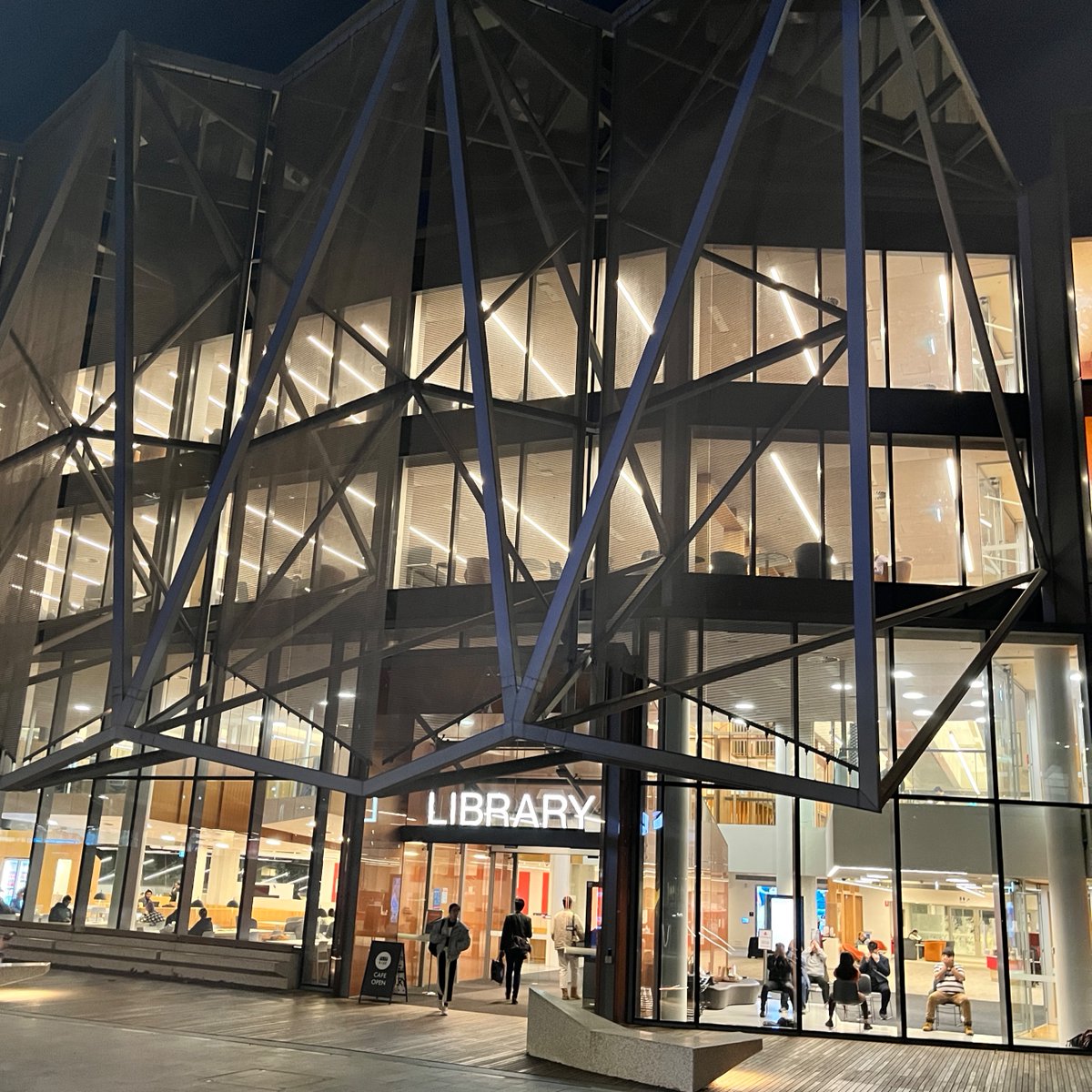 monashunilib's tweet image. 🌙 Caulfield Library by night
#Space #StudySpace #Caulfield #LoveYourLibrary #MonashUni #MonashExperience #UniLife #StudentLife @MonashUni