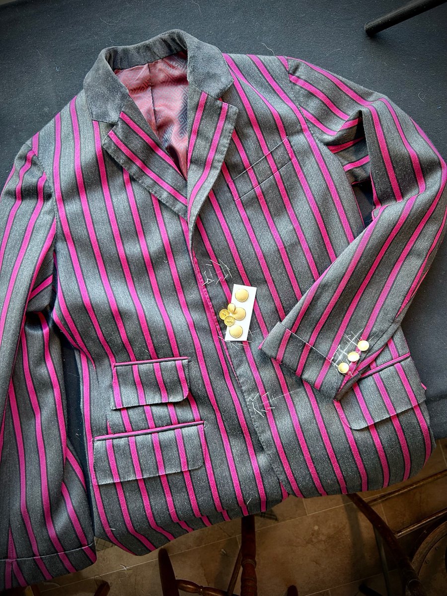 thom_bennett's tweet photo. @goonerdave123 This is the blazer I mentioned a while ago that your image reminded me of. Just got to sew the buttonholes and add the gilt buttons.

Vintage lining, Suede Pig Skin collar, fold-back cocktail cuffs. 😎👊

#modstyle #modernism https://t.co/R1kUvbwg4W