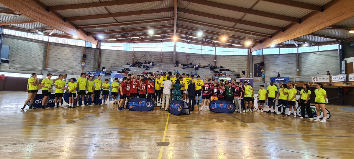 Remise des médailles d'Or aux Champions de France Handball Cadets du LPO Monge de Chambéry.

En présence de Véronique SCHMIT, conseillère régionale, Olivier COTTET,  IA - DASEN, et Julien CHOFFART, Directeur départemental de UNSS Moselle.