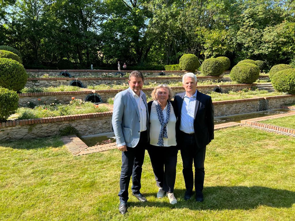 Alexandre Touzet (@touzetalexandre) on Twitter photo Très en retard à l'inauguration de la rénovation du parc Art déco Boussard de #lardy mais aussi très heureux du soutien apporté par le <a href="/CDEssonne/">Département de l'Essonne</a>. Un très bel espace art et nature en ville.
Bravo à toi <a href="/dbougraud/">Dominique Bougraud</a> et à ton équipe.
#CantonArpajon #CantonArpajonLardy Très en retard à l'inauguration de la rénovation du parc Art déco Boussard de #lardy mais aussi très heureux du soutien apporté par le <a href="/CDEssonne/">Département de l'Essonne</a>. Un très bel espace art et nature en ville.
Bravo à toi <a href="/dbougraud/">Dominique Bougraud</a> et à ton équipe.
#CantonArpajon #CantonArpajonLardy