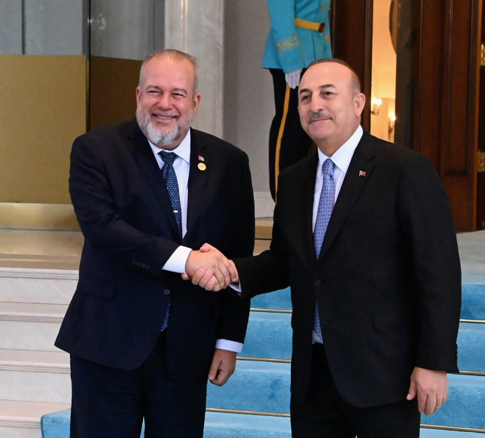 Previo a la ceremonia de toma de posesión del Presidente de #Türkiye <a href="/RTErdogan/">Recep Tayyip Erdoğan</a>, tuve la oportunidad de saludar al canciller Mevlut Cavusoglu, a quien trasladé la voluntad de seguir fortaleciendo los nexos entre nuestras naciones.