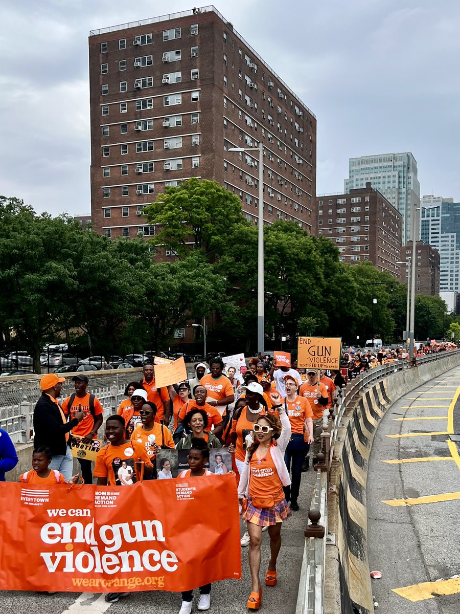 NYC  @MomsDemand and allies honor victims and survivors at the annual #wearorange Brooklyn Bridge March and rally.  #endgunviolence #MomsAreEverywhere
@Everytown