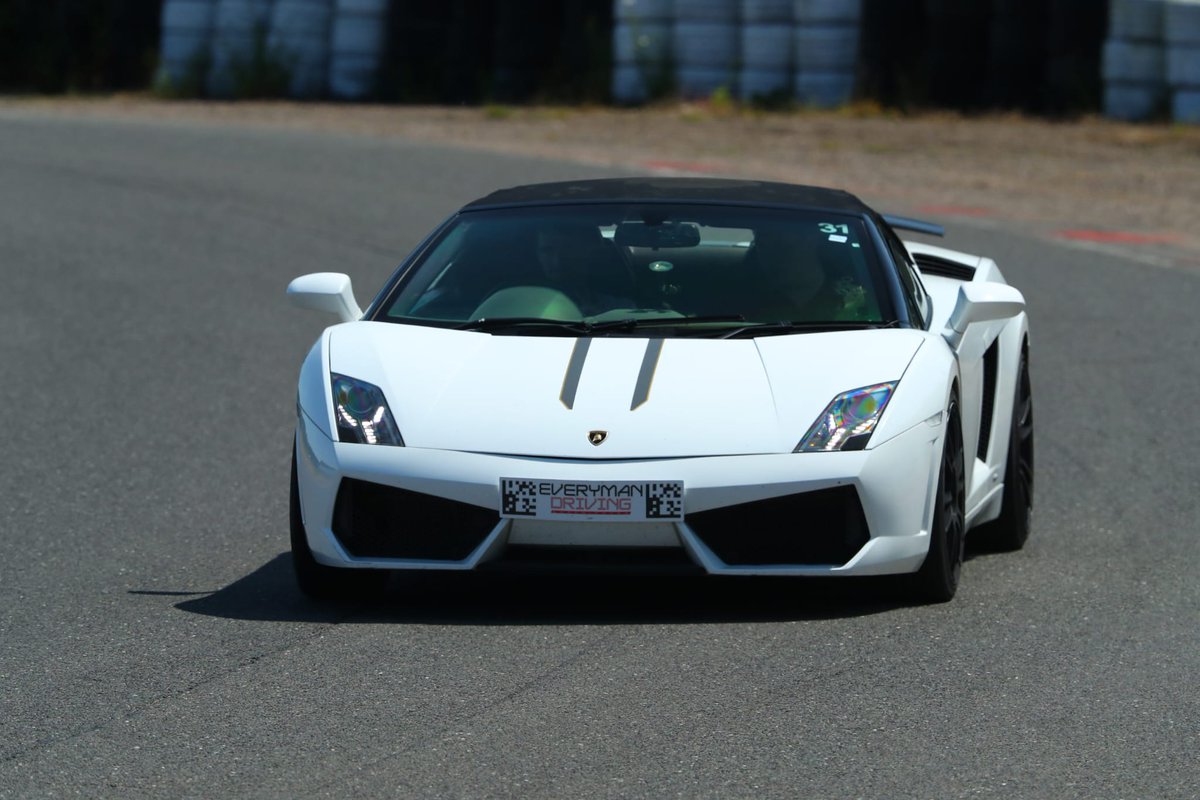 AaronNewman13's tweet photo. Awesome day driving these Beauties at @EverymanRacing drove my favourite Mclaren! Thanks again best 30th Bday pressie ever 😁🙌 #Everyman_Racing #supercars https://t.co/9foUGJd4ZV