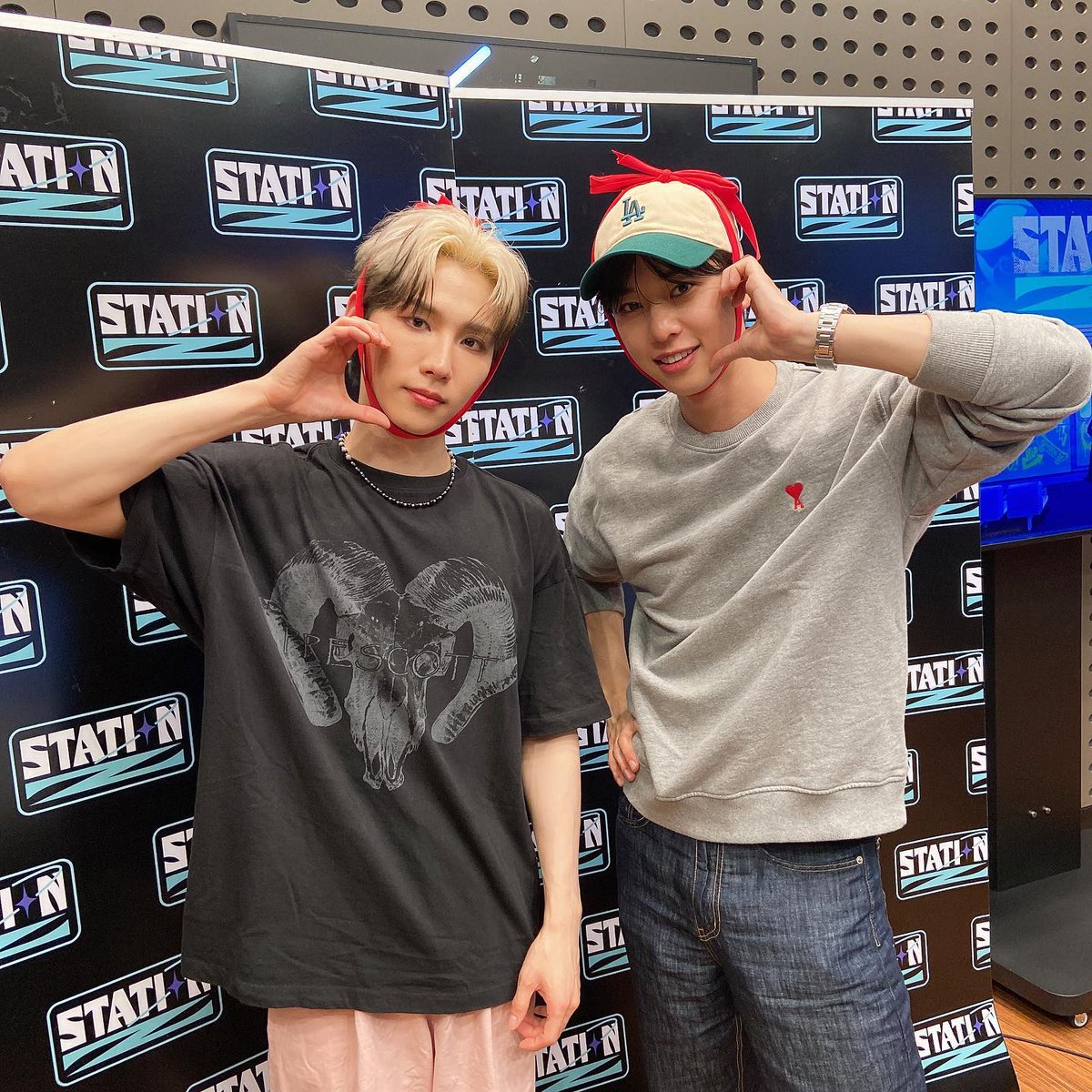 AB6IXBrasil's tweet photo. [#VUDEO|03.06.23] Atualização da stationz89.1 no instagram com Woong e Donghyun.

🔗: https://t.co/HUbdiSTqQb…
WG: https://t.co/qHxF3oCPb8
DH: https://t.co/07mfLrYqnZ
Vídeo: https://t.co/MIUKQ8BhHj
Vídeo: https://t.co/SsYKLyYT9V

#AB6IX #에이비식스 @AB6IX @AB6IX_MEMBERS https://t.co/Eiobu9VKoH
