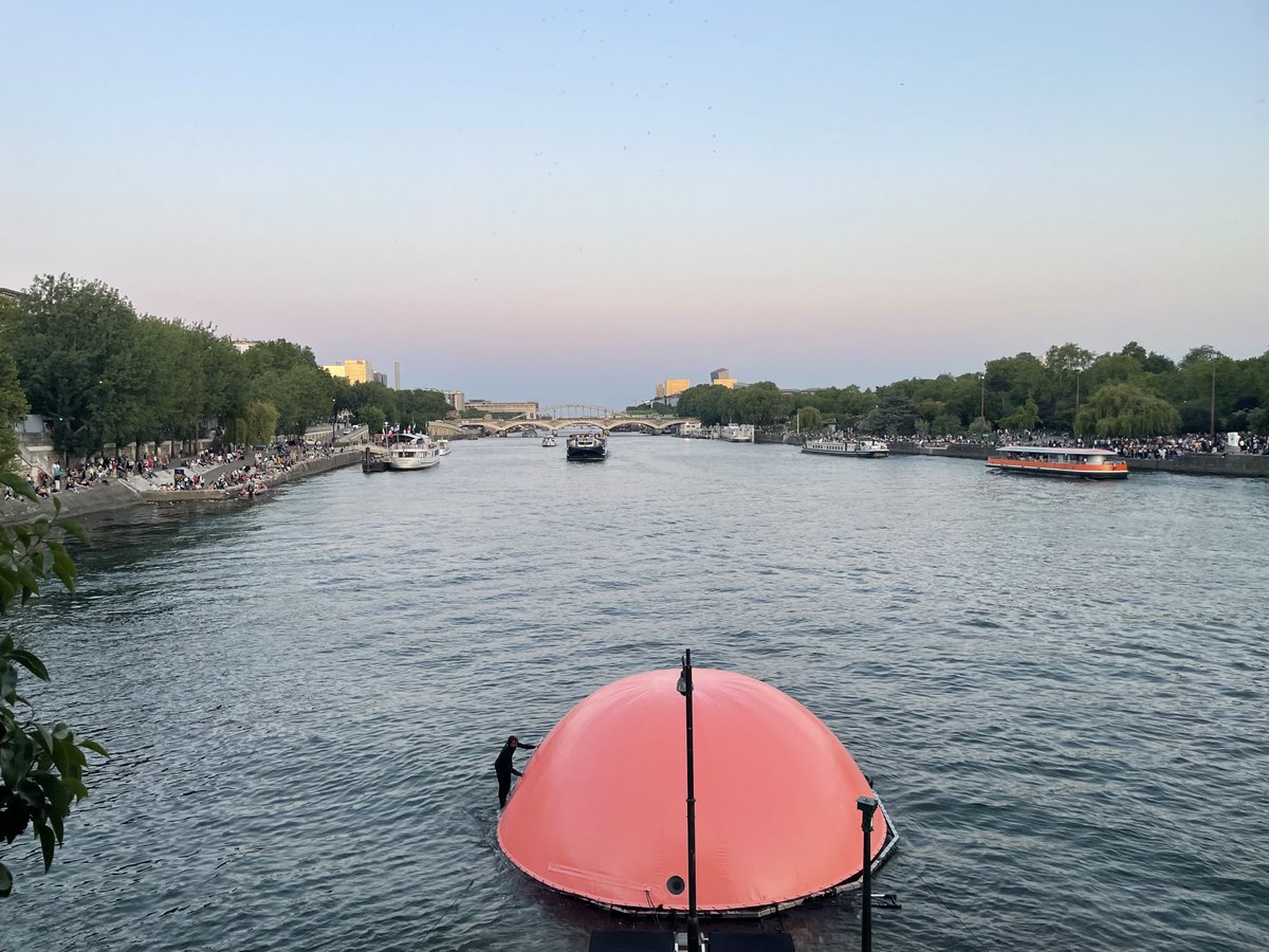 MaryWNicklin's tweet photo. Scenes from #NuitBlanche in #Paris - the first time the all-night arts festival is held in June https://t.co/F1RDkNkaRF