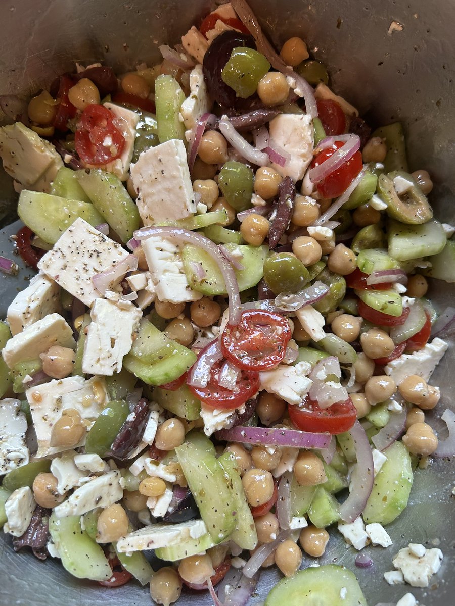 thesaltedtable's tweet photo. Chickpea Greek Salad.
You could also add flaked tuna, or salmon to this. You could shred roasted chicken, and add it. Toss in some another pea/bean, some roasted mushrooms, carrots, or eggplant. It can be prepped many a ways.๐๐พ #CookingWithTST https://t.co/uGZgV1Bww5