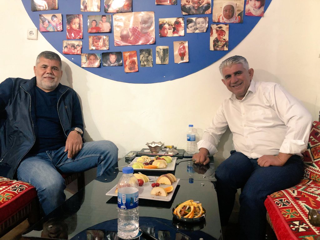 Gölgende dinlenen insanlarla değil, gönlünde dinlediğin insanlarla yola çık.