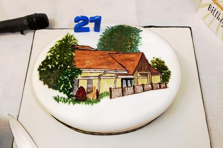 LadockWI's tweet photo. Happy 21st Birthday Ladock Community Hall. This gorgeous cake was made by Ladock WI lady Chris Rimmer. #LadockCommunityHall #21stBirthday #LadockWI #LadockWomensInstitute #CFWI #WomenInstitute #WI #Cornwall https://t.co/jZsJkhcvQi