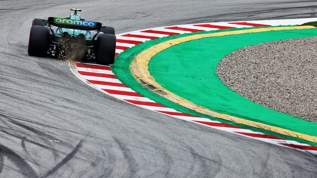 ElReyGuiri's tweet photo. 🚨 BRUTAL lo que ha contado Krack a #AMuS

Cuando paró el coche en el garaje, Krack pregunto por radio a los mecánicos cuánto habían sufrido los bajos del coche.

Le responden: "¿qué bajos? Falta todo el lado izquierdo"

A pesar de ello, Fernando llegó a Q3. Mike Krack: "Ni idea de cómo lo ha conseguido Fernando"