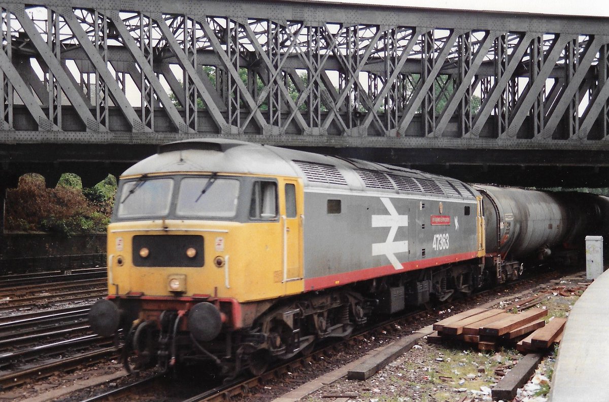 York 29th June 1988
Railfreight Red Stripe liveried Class 47/3 loco 47363 'Billingham Enterprise' passes under Holgate Bridge hauling a rake of Bogie Oil Tank Wagons
Thornaby depot have been busy customising!
#BritishRail #York #Class47 #Railfreight #RedStripe #trainspotting 🤓