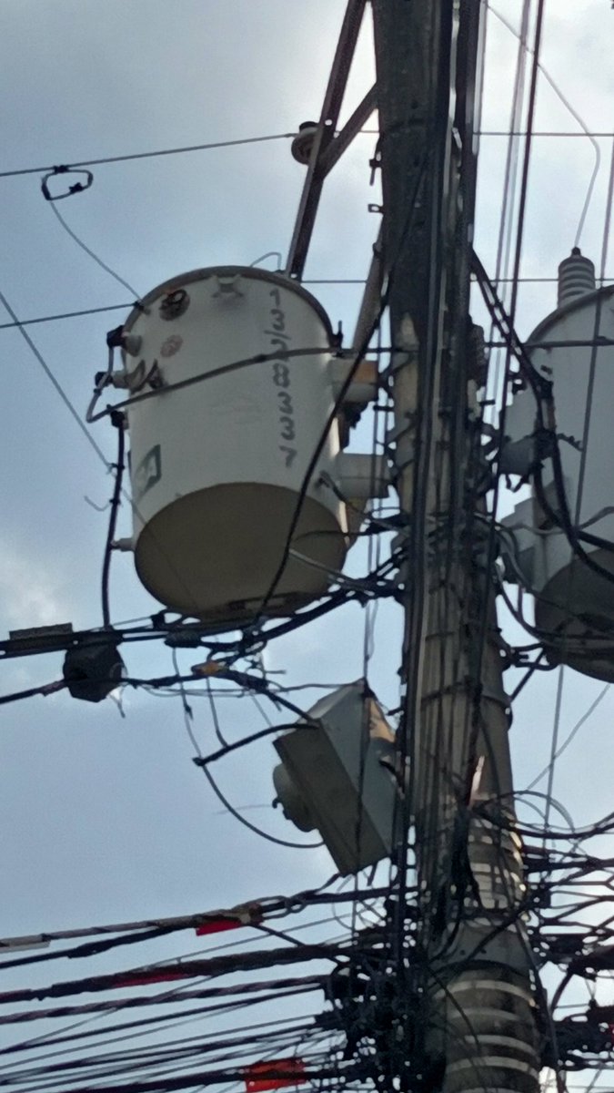 abarvina's tweet photo. @CNEL_EP @servicioscnelep  transformador explotó en pascuales.. https://t.co/yWBCFPpeHv