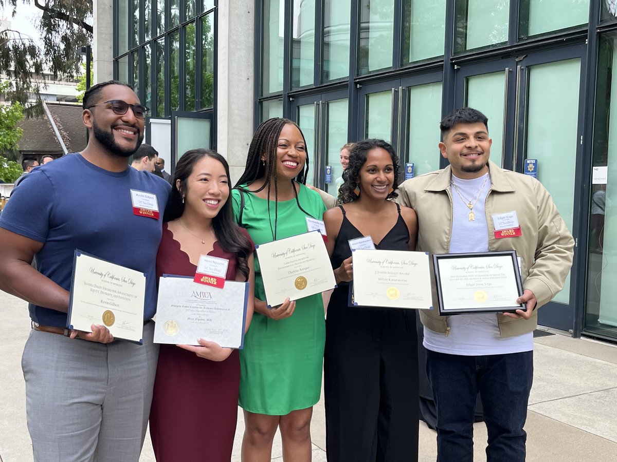 We are so proud of our Senior Award recipients. What a wonderful afternoon celebrating all of your accomplishments! “Now go out there and give back to the world!” ~ @Emergdoc1975