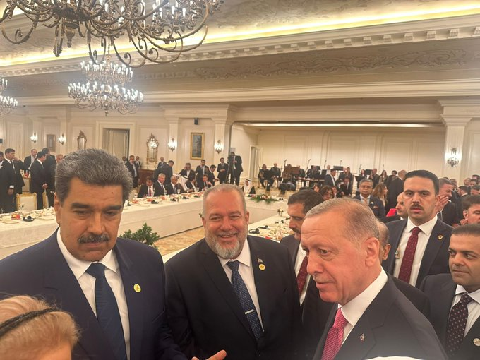 Yurdum Komünistleri, "BATI'nın adamı" Kılıçdaroğlu'nun peşinden giderken tarihi bir foto..

Küba Başbakanı  Cruz ve Venezuela Devlet Başkanı Maduro, Cumhurbaşkanı Erdoğan'ın göreve başlama törenine birlikte katıldı. 

Yurdum fondaş Komünistlerinin gözleri yaşlı..