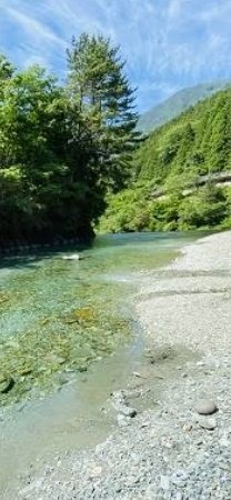 人生での
悩み　苦しみ
　
それらは

ごつごつした岩が
河の水に
流され
転がされ

丸くつるつるした
きれいな石になるように

わたくしたちの心を
美しくしてくれるものなのです