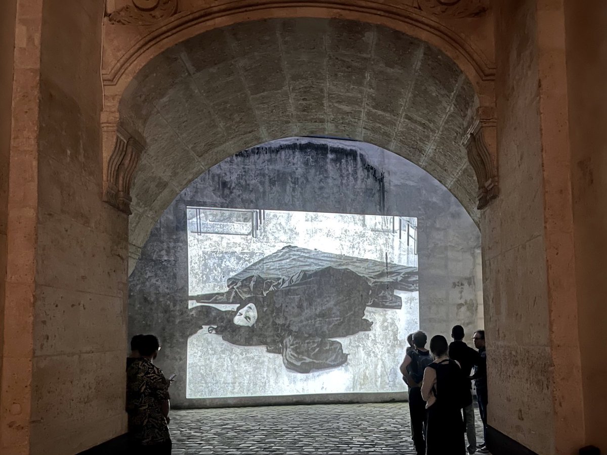mahjparis's tweet photo. #NuitBlanche
Joseph Dadoune. Le Cri des fleurs

Jusqu’à minuit, #JosephDadoune présente ses tous derniers travaux, peintures et dessins.
Il a choisi de les accompagner de la projection de son film emblématique, « Sion », tourné en 2006 au ⁦@MuseeLouvre⁩ avec #RonitElkabetz. https://t.co/4pggDUxzsO