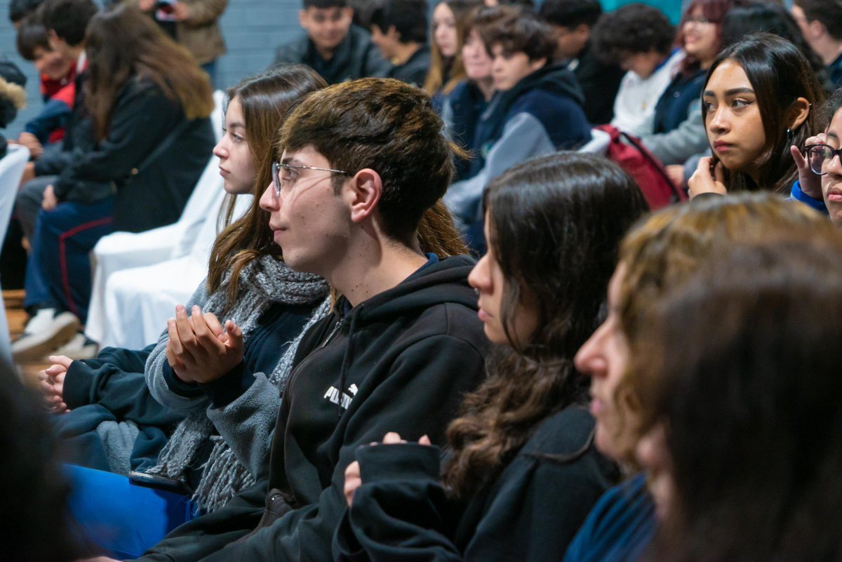 daem_stodomingo's tweet photo. Esta semana fue muy especial ☺️, contamos con la visita de la ministra  @aisen_ministra del @min_ciencia quien estableció un diálogo profundo con el profesor @pablomalhue sobre la importancia de la ciencia en la educación y desarrollo en el día a día de un mejor país. https://t.co/BWgEbz9ygK