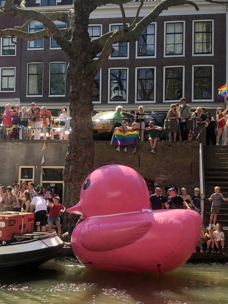 angela_vanee's tweet photo. Happy pride! π³οΈβπ #gaypride #utrecht #happypride #badeend #regenboogvlag #oudegracht #brazilianfriends #sunnyday https://t.co/Jrhe92OgIE