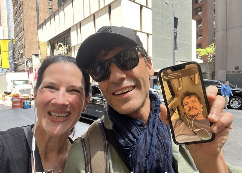 a fan met oscar isaac while he was on facetime with pedro pascal 🫶🏼