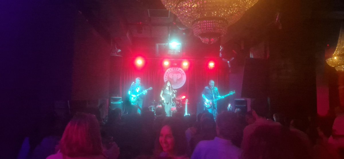 Piruloatm's tweet photo. @Tesi_77 Están cantando la canción. DENUNCIA https://t.co/n75bobAWOj