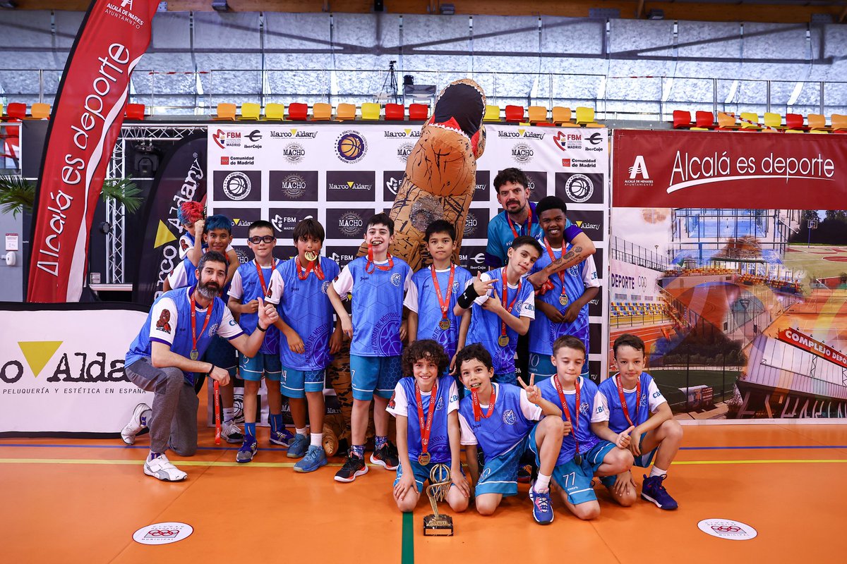 CBCMostoles's tweet photo. ¡SOMOS CAMPEONES DE MADRID!
Otros que repiten título son los jugones del 2013 masculino. Vaya partidazo se han marcado del primero al último de ellos. Felicitar a un gran rival como @cbalcobendas en una muy bonita final
¡enhorabuena!
🏀💙💪🏼
#DiaDelMini #FamiliaCeleste https://t.co/Ca0MDoYbap