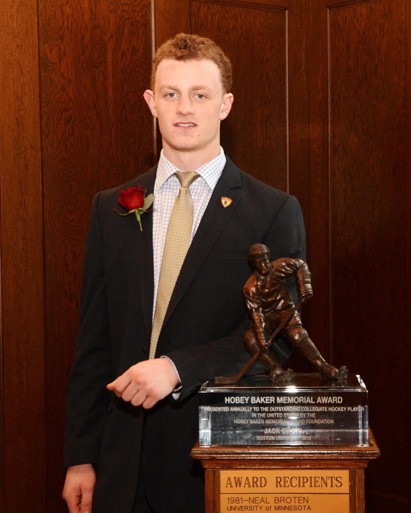 🏆 Breaking News! 🏒🎉 Jack Eichel, the hockey sensation, made history on June 3rd in not just one, but two remarkable ways! 🌟 #HobeyBakerMemorialAward: On this day in 2016, Jack Eichel secured his place in hockey lore by winning the prestigious Hobey Baker Memorial Award!…