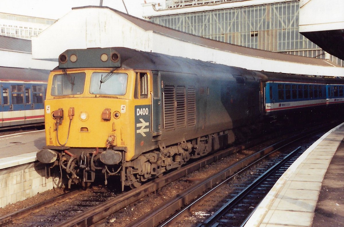 London Waterloo Station 27th January 1992
British Rail Class 50 diesel loco D400/50050 repainted back in to its original BR Blue colours heads up an Exeter service with NSE Mark 2 coaches
#BritishRail #Class50 #BRBlue #Waterloo #London #trainspotting 🤓