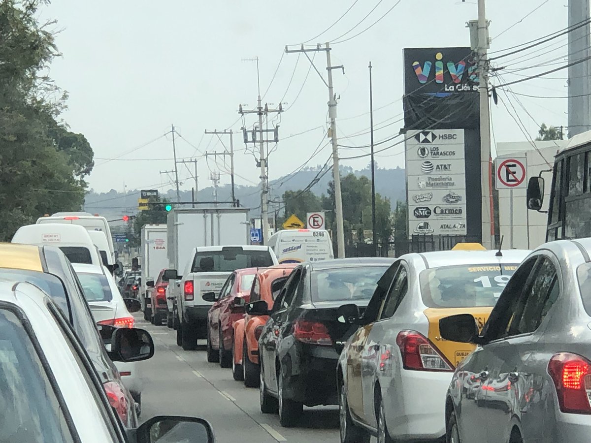 CesarPacio's tweet photo. @InfraPue @dirtransitopue @SamsClubMexico @laredcincoradio @Imagen_Puebla @InfraPue tráfico intenso , @dirtransitopue  urge organicen bien aquí los cruces y semáforos https://t.co/7Rwg01GGT4