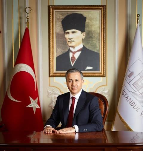 Yeni Cumhurbaşkanlığı Kabinesinin milletimize hayırlı hizmetler getirmesini temenni ediyor başarılar diliyorum.
Cumhurbaşkanlığı Kabinesinde Milli Savunma Bakanı olan Sayın Yaşar Güler ve İçişleri Bakanı olan Sayın Ali Yerlikaya bakanlarımıza hayırlı görevler diliyorum .