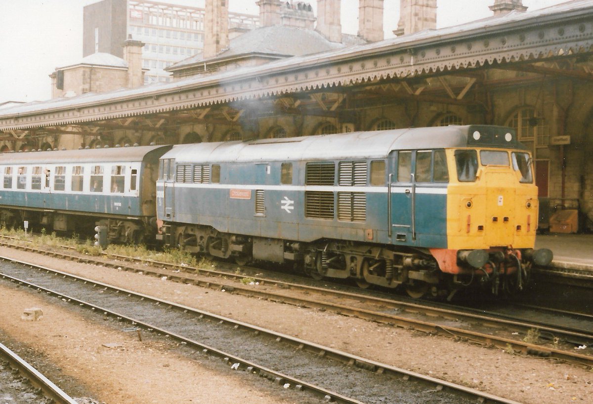 Sheffield Station 20th August 1988
British Rail Class 31 diesel loco 31309 'Cricklewood' on a Pacer replacement working with a scratch set of Mark 1 coaches
White stripe & Red Buffer Cowls enhance the BR Blue
#BritishRail #Sheffield #Class31 #BRBlue #Cricklewood #trainspotting 🤓