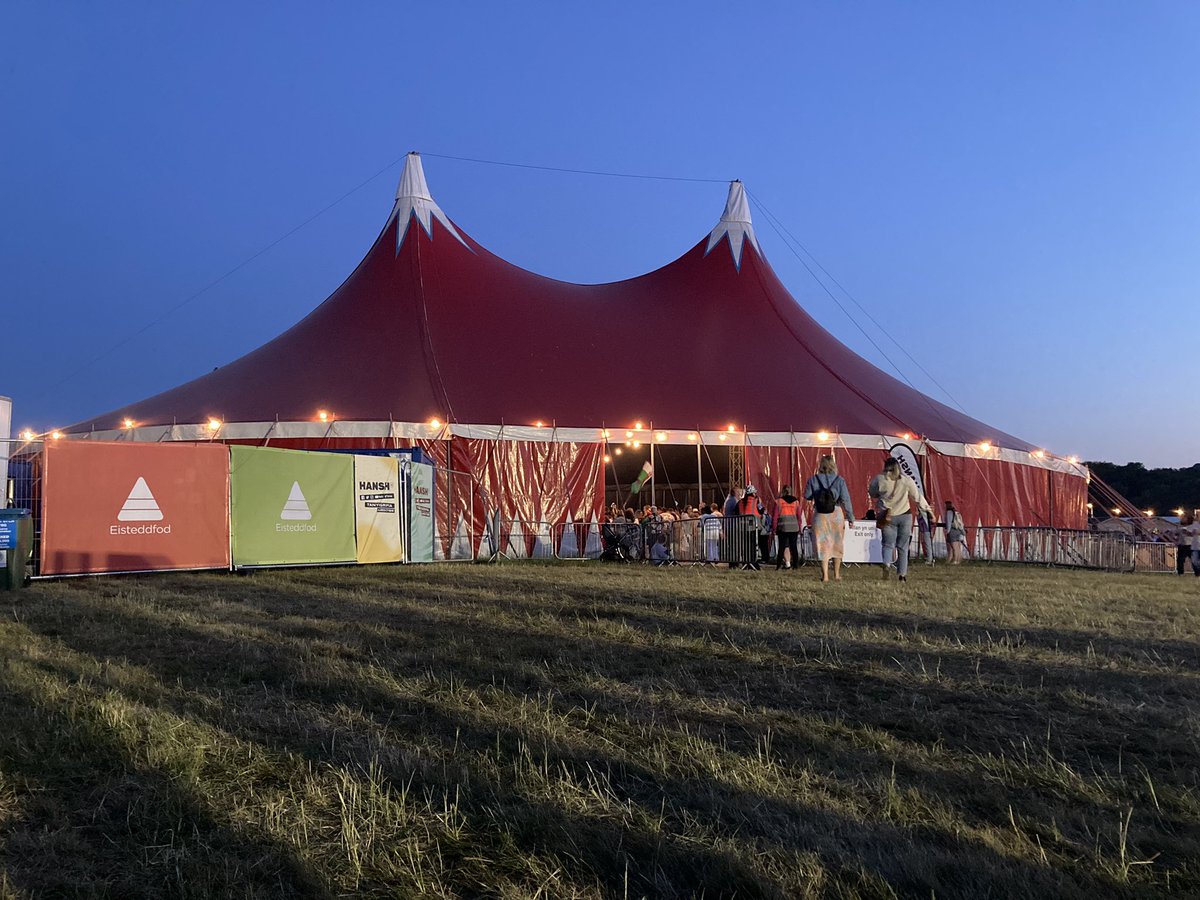 Hei <a href="/dafyddiwan/">Dafydd Iwan</a> yn Triban <a href="/EisteddfodUrdd/">Eisteddfod yr Urdd a’r Celfyddydau</a> dyma’i gyd wi’n gweld o’r gig heno achos bod y mab wedi penderfynnu mynd ar y waltzers 5 munud cyn dechre’r gig ac mae ben e’n dal i droi! Ond chi’n swno’n grêt!#ysgolbrofiad