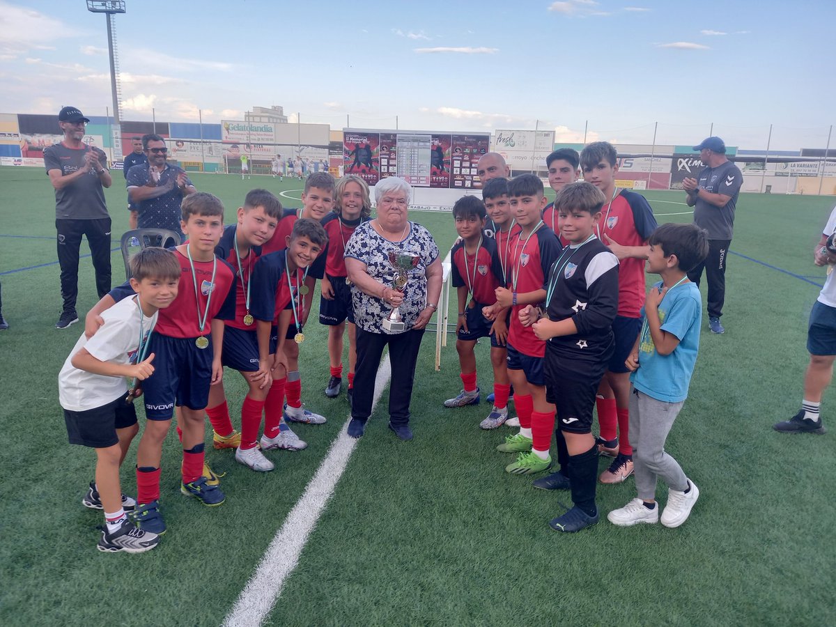josemix1976's tweet photo. La imagen del Memorial. Carmen Jiménez, madre de "Betis", entregando el trofeo de campeón alevin al Estepona. Muy, pero que muy emocionante. https://t.co/WjycOgSXIN