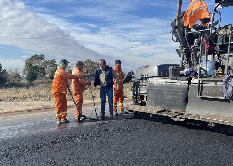 patriciogok's tweet photo. Recorrí la obra de repavimentación de la #RN33 tramo #Gral.Villegas - #Rufino 

En los próximas semanas quedarán finalizados los trabajos de bacheo, base y carpeta en el tramo de #GralVillegas - #Piedritas.

#ArgentinaGrande
@GustavoHArrieta @gkatopodis https://t.co/XZvm0V2aE1