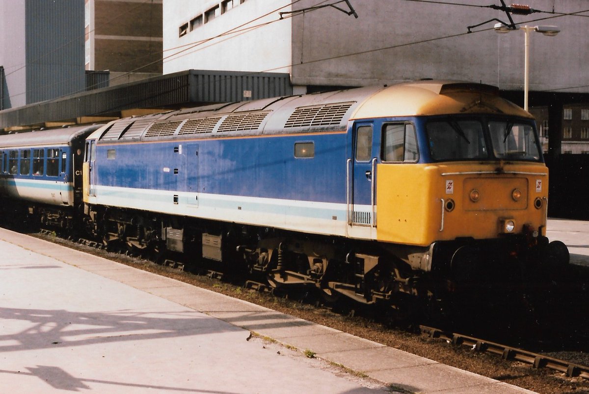 Leeds Station 13th May 1989
British Rail Class 47/4 diesel loco 47475 in its unique Provincial Livery heads a rake of matching Mark 2 coaches on a Trans-Pennine service
#BritishRail #Leeds #TransPennine #Class47 #Leeds #trainspotting 🤓