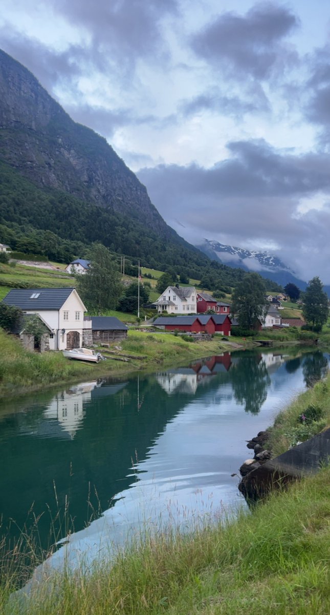 مملكة النرويج
هي واحدة من أهم الوجهات السياحية في العالم حيث يتوفر فيها الكثير من الأماكن السياحية الرائعة
وأفضل وقت لزيارة النرويج 
الفترة من شهر يونيو إلى أواخر شهر سبتمبر حيث تكون الأجواء جميلة جداً .
سترين وجرينجر وماحولها وفوس وماحولها ومدينة بيرغن أهم الوجهات فيها .