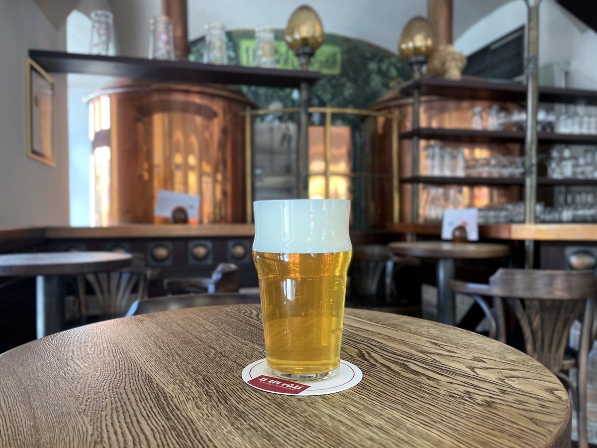 PivovarUTriRuzi's tweet image. Představujeme Vám naši novinku na čepu - NEIPU Nectaron 15°. Tradiční americké pivo východního pobřeží, s použitím výhradně Novozélandského chmelu Nectaron. V pivu je dominantní vůně citrusů.
#novinkanacepu #neipa #nectaron #americkepivo #utriruzi