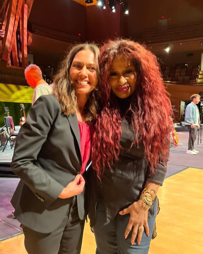 “That moment when you meet one of your idols!

And then you realize you’re both the exact same height.” — @SusannaHoffs 🗣️ @ChakaKhan