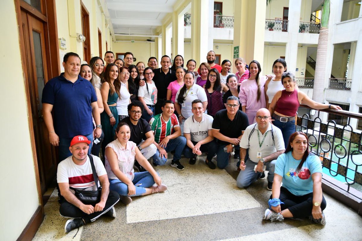 MAguilarHurtado's tweet image. ¡Que bendición contar con un gran equipo en nuestra administración! Hoy los compañeros de la Dirección de Talento Humano nos están acompañando en una jornada especial de sábado, para organizar todo el archivo de historias laborales que resposa en la @GobdeSantander. ¡Gracias por…