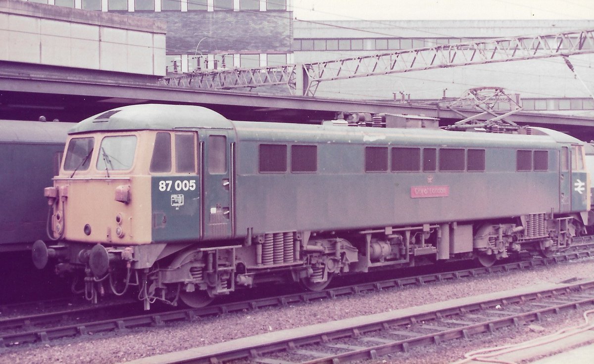 London Euston station 12th March 1984
British Rail Blue liveried Class 87 electric loco 87005 'City of London' runs light engine past a rake of parcels stock
#BritishRail #BRBlue #London #Euston #Class87 #trainspotting 🤓