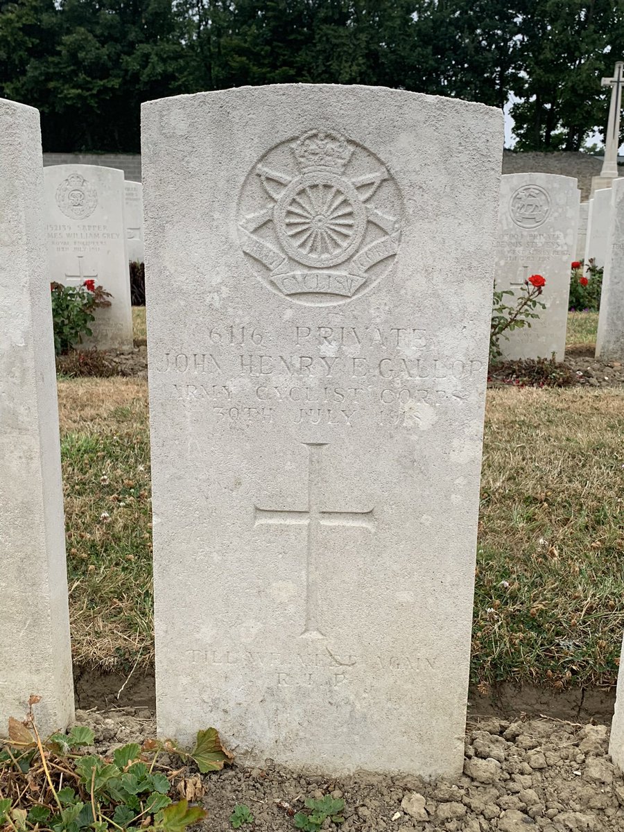 On #WorldBicycleDay here’s a photo of a @CWGC headstone belonging to a #WW1 cyclist buried in Terlincthun British Cemetery, northern France.