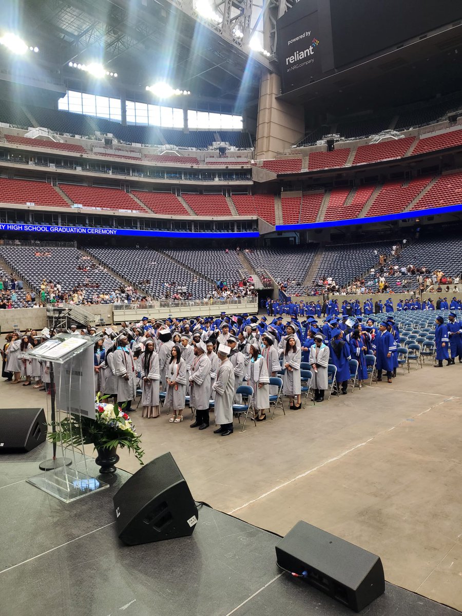 HISDHighSchools's tweet photo. Congratulations @WHS_HUSKIES class of 2023! Go confidently in the direction of your dreams! @GPonceHS @BerzaydaOchoa https://t.co/rz5S1t1vka