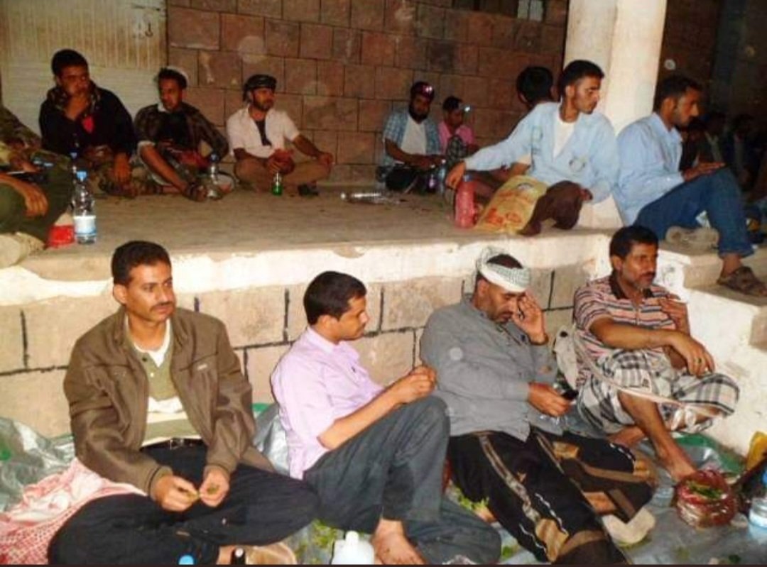 من عام 97 إلى يومنا هذا لم يمضغ القات وقالها قيمة القات والسجائر اشتروا بها رصاص يا رجال لمقاتلة نظام صنعاء
صاحب هذه الصورة يجتمع مع رفقاءه بالسلاح من قيادات حركة حتم في إحدى المدارس بمنطقة الزند بمحافظة الضالع بعد أن اوصلوا له رسالة من قائد معسكر لواء 33 مدرع اللواء حيدر يطلب