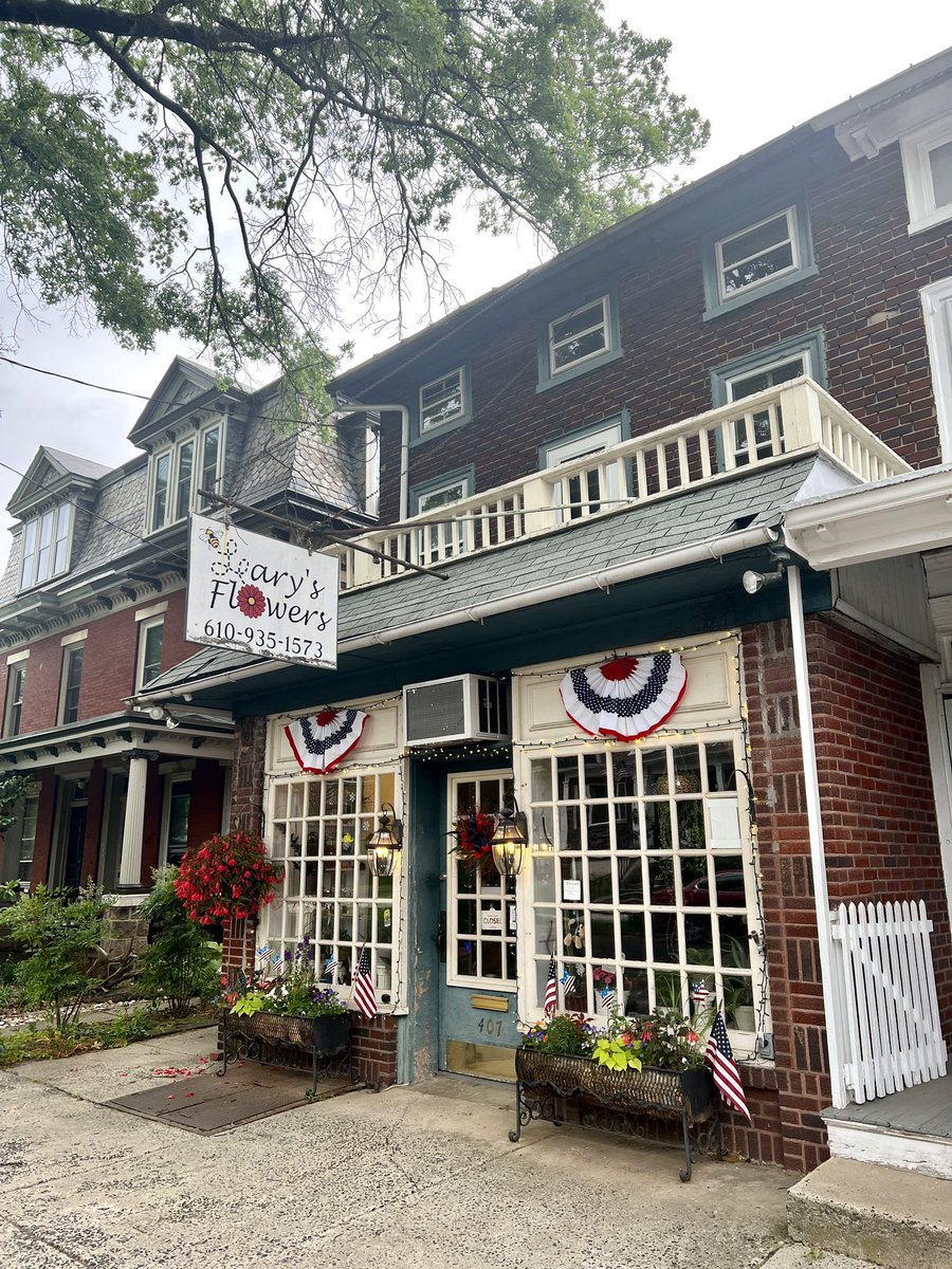 StrongTowns's tweet image. Small mixed-use buildings with shops below and housing above should be legalized in every neighborhood.