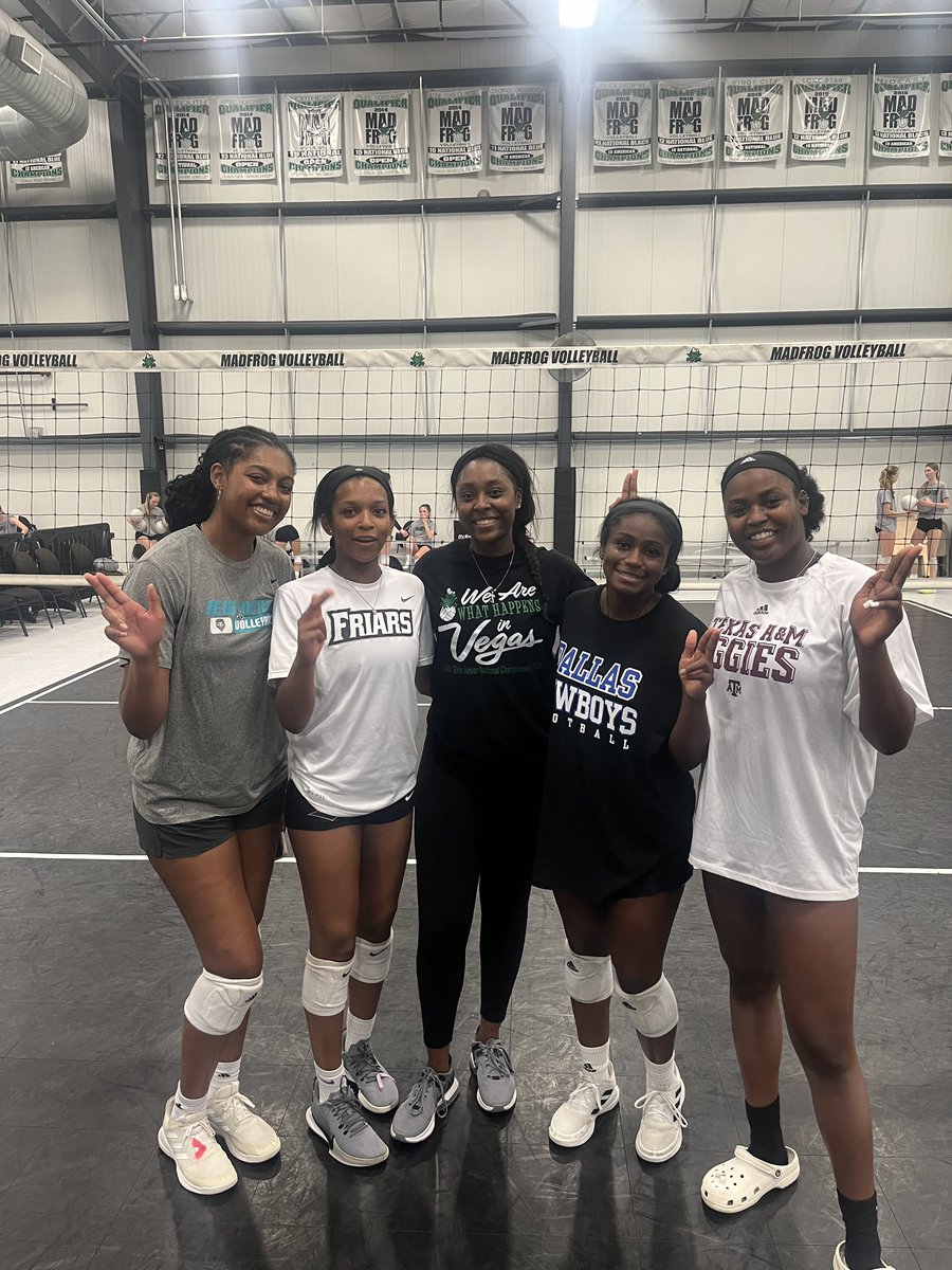 __CoachCarter's tweet photo. I love playing with the college kiddos when they’re back home!! (even better that they’re @SachseVB alumnae, too🧡💙) https://t.co/zfchGhIrik