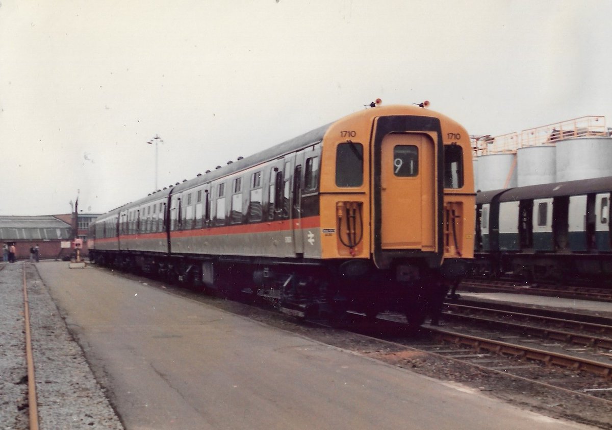 SalopianLyne's tweet photo. Eastleigh Works 8th March 1986
British Rail Class 421 4-CIG EMU set 1710 in London & South East livery
Jaffa Cake colours looked really smart but were soon replaced by Network South East toothpaste livery!
#BritishRail #Eastleigh #Class421 #EMU #trainspotting #JaffaCake 🤓 https://t.co/AyFDBIIo2F