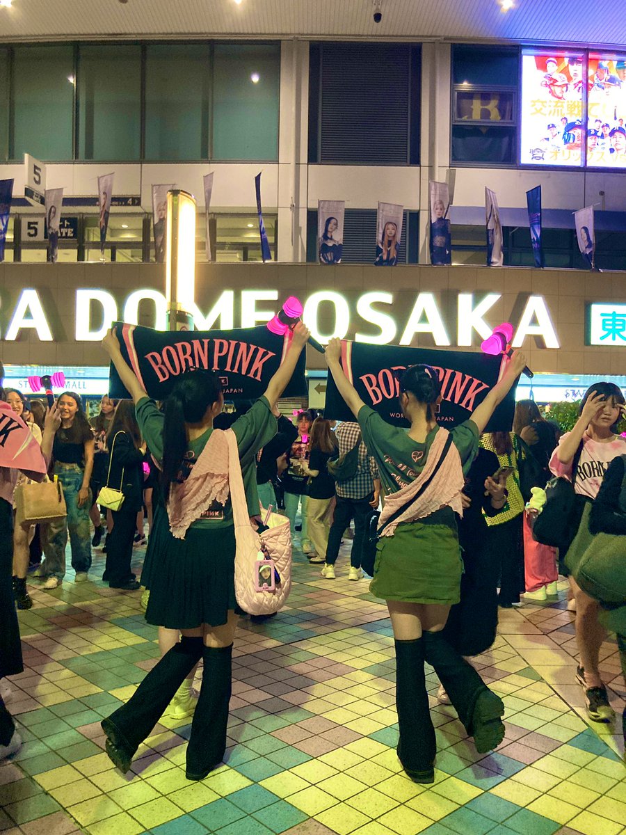08__nnr's tweet photo. 6/3
大好きな推しのライブに大好きな友達と初参戦しました🖤🩷周りがBLINKで囲まれて、本当に幸せな空間でした。地方の中学生なので、お金や時間の制限があり、買いたかったグッズを全部買えなかったし、本当は2日目も参戦したかったです😢ソンルム予定してて会えなかった方すみません💦→続く https://t.co/qnvZvsMFgX