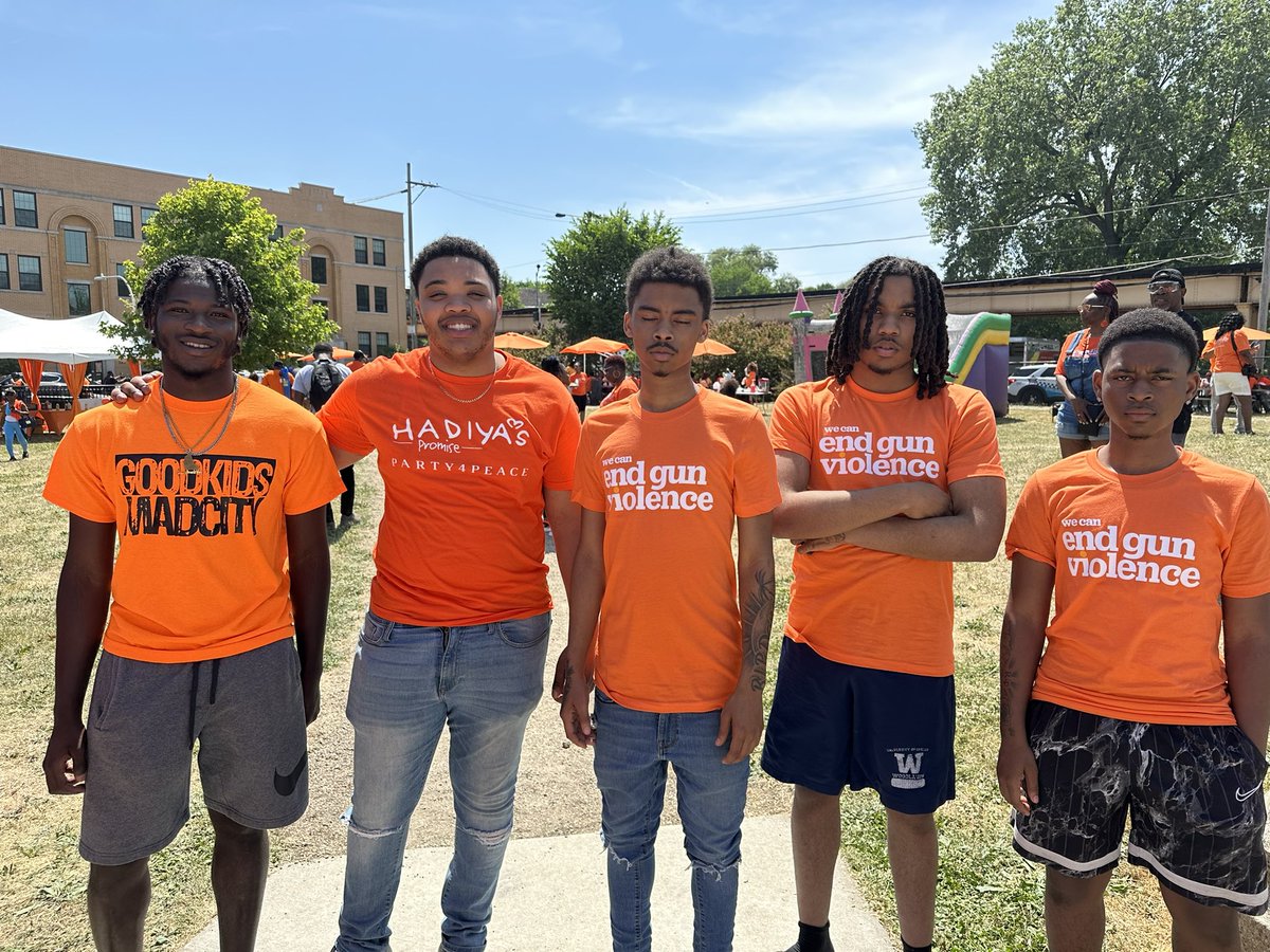 GKMC18's tweet photo. Today we joined the Pendleton family to celebrate & honor the life of #HadiyaPendleton 💜🕊️#SayHerName
It is on all of us to create safe spaces, put effort into collective healing & strengthen the relationships in our communities. This is what #Chicago looks like!
#WearOrange https://t.co/qNdLspeuKQ