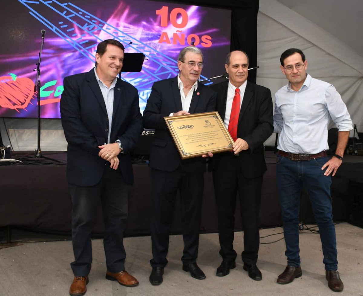 GobiernoSDE's tweet image. ¡Feliz 10° #Aniversario #COMECO! 🍎

➡️ Con la presencia del ministro de Producción, Recursos Naturales, Forestación y Tierras, Miguel Mandrille, se realizó por los 10 años de la Cooperativa Mercado Concentrador Frutihorticola "Comeco" ubicado en la ciudad de La Banda.