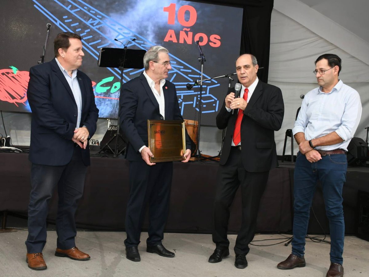 GobiernoSDE's tweet image. ¡Feliz 10° #Aniversario #COMECO! 🍎

➡️ Con la presencia del ministro de Producción, Recursos Naturales, Forestación y Tierras, Miguel Mandrille, se realizó por los 10 años de la Cooperativa Mercado Concentrador Frutihorticola "Comeco" ubicado en la ciudad de La Banda.