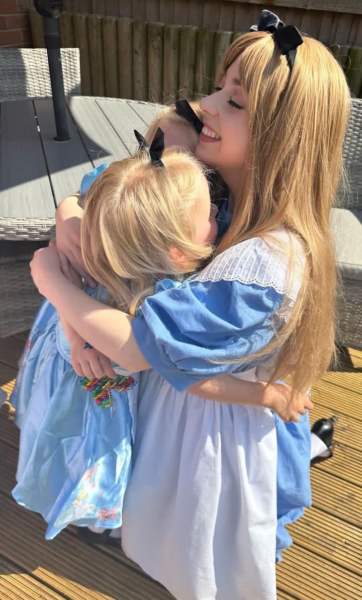 PartionP's tweet image. Alice in Wonderland has attended a few tea parties recently 🫖🎩🌹

Mae Alice ‘di bod i lawer o bartïon yn ddiweddar 🫖🎩🌹